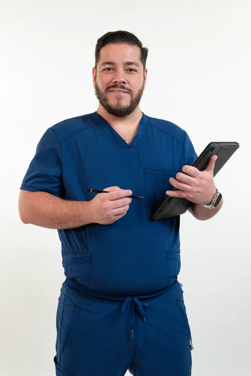 Retrato profesional de un médico especialista con tableta